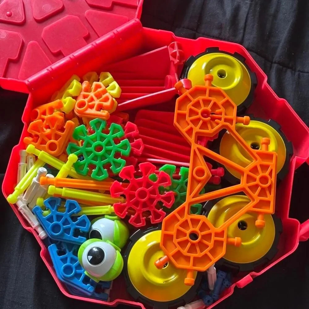 Kids Knex building set with carry case, toys